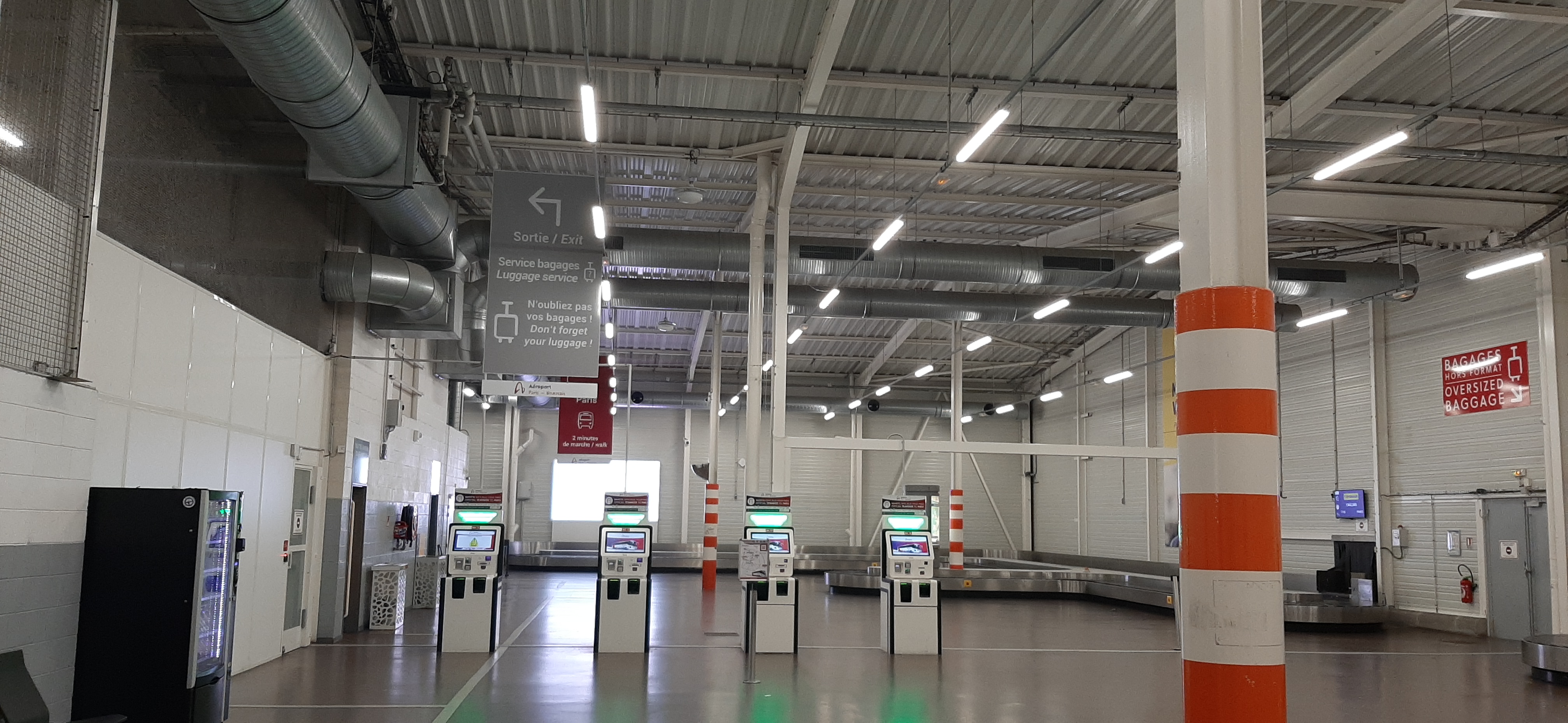 Aérogare de l'Aéroport Paris-Beauvais — zone bagages avec déstratificateurs LM3 PRO en plafond